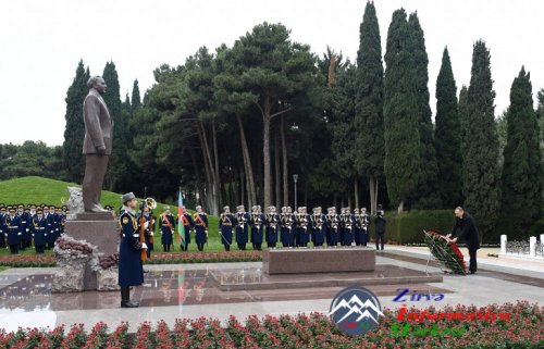 Azərbaycan Prezidenti İlham Əliyev ümummilli lider Heydər Əliyevin məzarını ziyarət edib