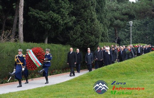 Azərbaycan Prezidenti İlham Əliyev ümummilli lider Heydər Əliyevin məzarını ziyarət edib