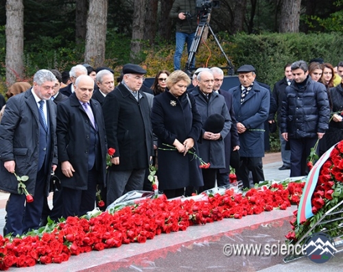 AMEA nümayəndələri Fəxri xiyabanda ulu öndər Heydər Əliyevin məzarını ziyar ...