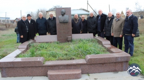 Azərbaycandilli jurnalistlər “Gürcüstan” qəzetinin keçmiş redaktoru Süleyman Süleymanovun qəbrini ziyarət ediblər