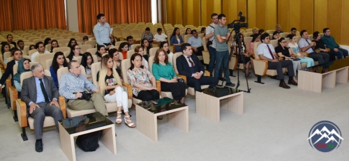 AMEA-da “Poisk” qəzetinin baş redaktor müavini Yelizaveta Ponarina ilə görüş keçirilib