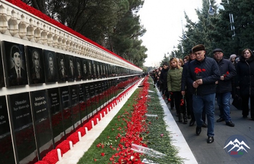 AzTU kollektivi Şəhidlər xiyabanını ziyarət edib