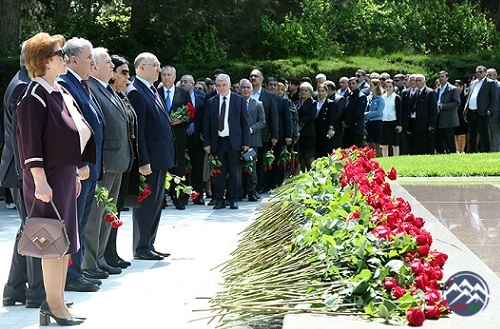 AMEA-nın kollektivi Ümummilli Lider Heydər Əliyevin məzarını ziyarət ediblər